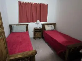 Cabaña con patio y cochera con dos habitaciones