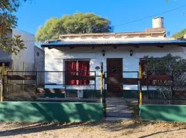Cabaña con patio privado y cochera con dos habitaciones