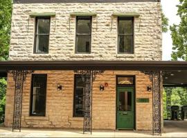 151 Spring Downtown Eureka Springs Suite E, Hotel in Eureka Springs