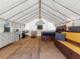 River Front Hallowed Horse Glamp Tent 2, glamping site in Stanton