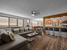 Cozy Blue Cottage with Hot Tub, 5min to Downtwn Gatlinburg