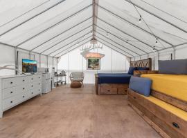 Red River Elusive Elk Glamping Tent 1，位于Stanton的酒店