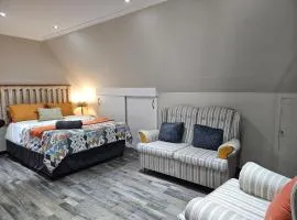 Cozy & Private Bachelor Flat