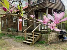 Sunnybrook Cabin, wooded, private with stream, near ATV trails, hotel v destinaci Mena
