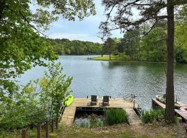 Lakefront and Trailside Escape with Private Dock and Deck, hotel en Bella Vista