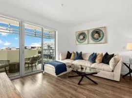 Luxury Penthouse 2-BR - with Pool & Gym Access