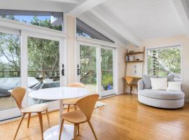 Tranquil Treehouse-Spring Special, hotel v mestu Cambria