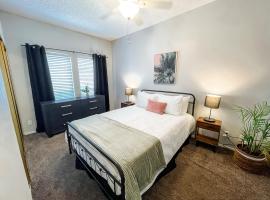 Cozy and Quiet, with Easy Access & Private Garage, hotel in Corpus Christi