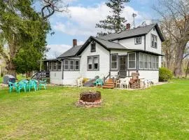 Twin Lakes Cottage Walk to Elizabeth Lake!