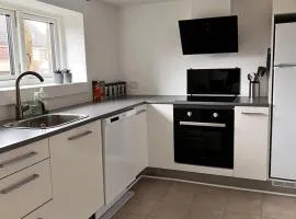 Lys kælderlejlighed med eget køkken & bad