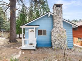 Bluebird Cabin, Indoor Fireplace, Next to Lake!, Hotel in Green Valley Lake