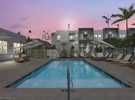 Beachside Bliss, 1BR Condo with Pool at Dania Beach