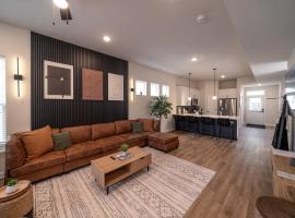 Luxury New 3BR CLE Clinic UnivCircle Little Italy, hotel v destinaci Cleveland