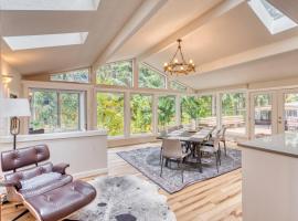 Rhododendron에 위치한 호텔 Stay Portland - Sandy Riverfront Mt Hood Cabin! 9 Queen Beds!