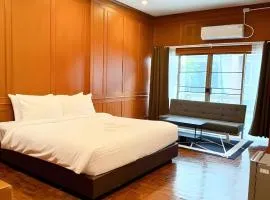 Stay On Sukhumvit Soi 11 BTS Nana