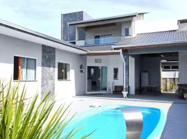 Casa com piscina Itapoá Itapema do Norte โรงแรมในอิตาโปอา