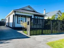 Pretty Villa Close to St Clair Beach private parking