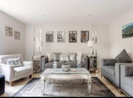 Entire 2 Bedrooms 2 bathrooms private suite in Coquitlam, hotel v destinaci Coquitlam