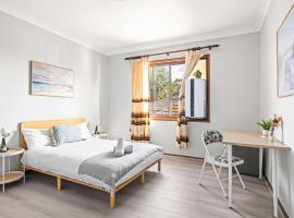 Double Room in Belmore - Ideal Stay with Great Convenience - Shared Bathroom, hotel v destinaci Sydney