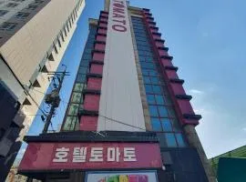 Tomato Hotel