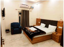 Hotel PREMIUM #VRRINDAVAN PALACE Near Ram janam Bhoomi and Temple - Fully Air Conditioned Room - A Top Rated Hotel, hotel v destinaci Ayodhya