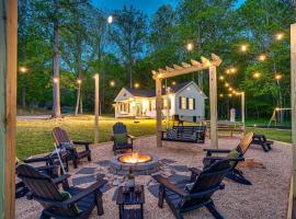 Shenandoah में NEW! Shenandoah family & dog friendly cabin - 5 min walk river with private river access, BBQ, playground, fire pit, कैबिन
