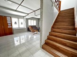 Molek Vacation Home, villa in Gelugor