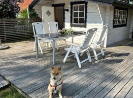 Mysig stuga i lugnt villaområde med eget badrum och kök i huvudbyggnadens källare