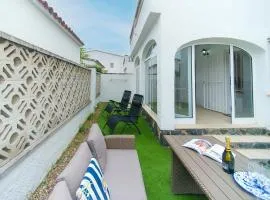 WELCS CASA 089 EMP Cerca del mar, patio y parking privado