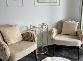 Bright studio in Schoelcher, Wi-Fi, Air conditioning, hotel v destinaci Schoelcher