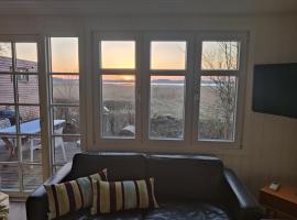 One-of-a-kind waterfront wooden house，海耶斯的海灘飯店