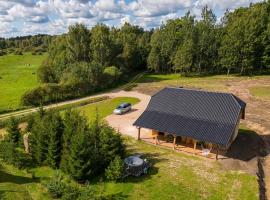 Nomadic Homes holiday home with sauna, hotel s hidromasažnim kadama u gradu 'Ķevele'