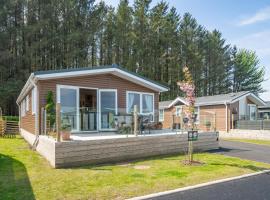 Antler Lodge - Meadows Retreat Lodge Park, ξενοδοχείο σε Plumbland