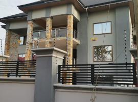 OMNI LUXURY Apartments、クマシのホテル