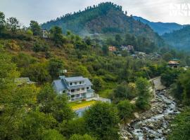 StayVista at Riverside Symphony -5BR Villa in Manali with Playground Lawn, River touch, Bonfire, BBQ, hotel in Manāli