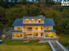 StayVista at Riverside Symphony Alpine Luxury Villa in Manali, hotel di Manāli