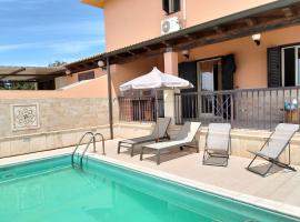 HOME 65 Seafront With Private Pool, hotel i Villaggio Azzurro