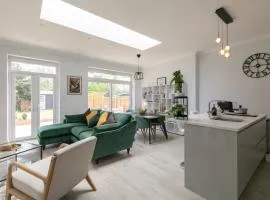 5 Bedroom, 3 Bathroom Modern House with Garden near Hampstead Heath Sleeps 10