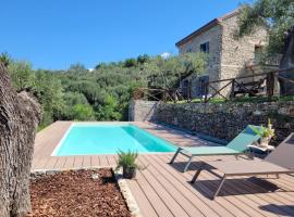 Villa con piscina nel Cilento Casolare Cento Ulivi Luxury & Charme, alojamiento con cocina en Ascea