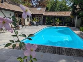 Rural Studio with Shared Pool, Large Gardens & Tennis, Dog Friendly! Chichester Holiday Properties, hotel i Chichester