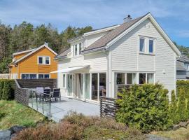 Pet Friendly Home In Ris&oslash;r, hotel com piscina em Ris&oslash;r