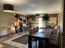 Luxury apartment in private compound in New Cairo, hotel s jacuzzi v destinaci Banī Ghālib