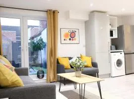 Lovely 2 Bed Apartment w Garden near Northampton