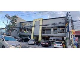 Townhouse Oak Grey Hotel Near Clark International Airport, hotel en Pampang