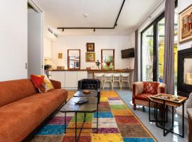 Old Town 2BR Spacious House with Private Garden and Free Parking, hotel v destinaci Plovdiv