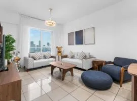 Stylish 1BR in Marina, Balcony Near JBR