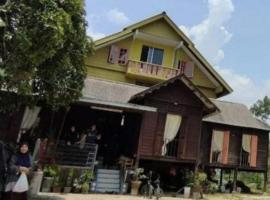 Roomstay "Ghumah Uwan" bilik kayu, hotel in Batu Kikir