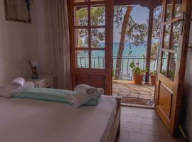 Pine Beach House, hotel in Skala Kallirakhis