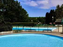 Charmant Bungalow avec piscine et emplacement voiture, camping din Yvoir