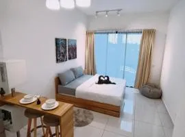 Sky Trees 2 Guests AEON Nflix Balcony Pool B4